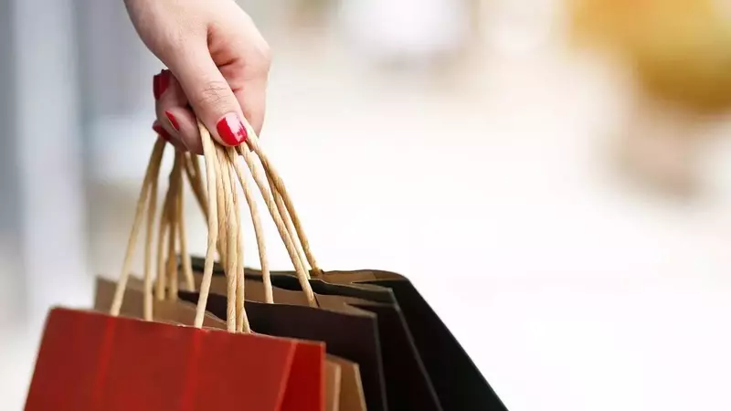 UK Consumer Confidence Plummets Amid Job Insecurity and Soaring Inflation