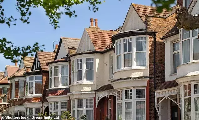 UK Home Repossessions Surge Amidst Rising Mortgage Rates