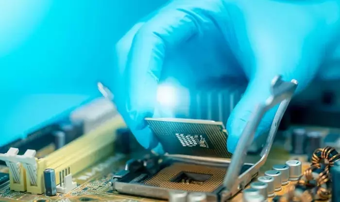 Memory Chip Demand Skyrockets: AI Fuels Growth for Micron and Oracle