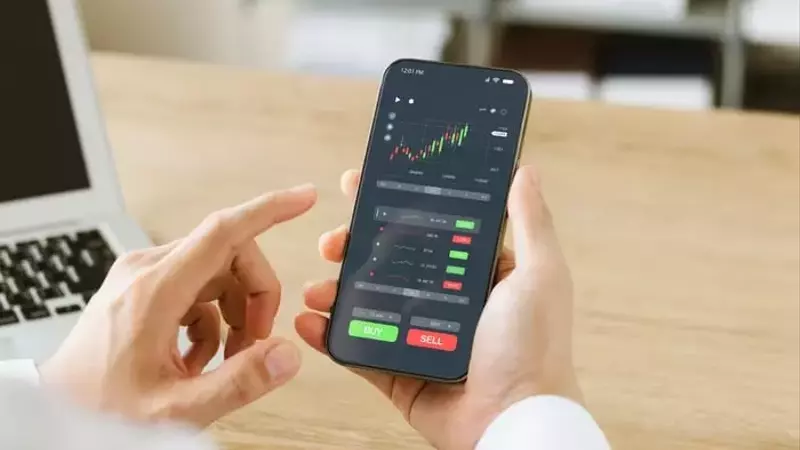 Fintech Disruptors: SoFi and Robinhood's Surge in the Modern Financial Landscape