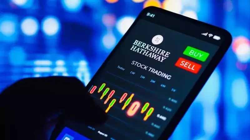 Berkshire Hathaway: A Sound Investment Over Sirius XM Holdings