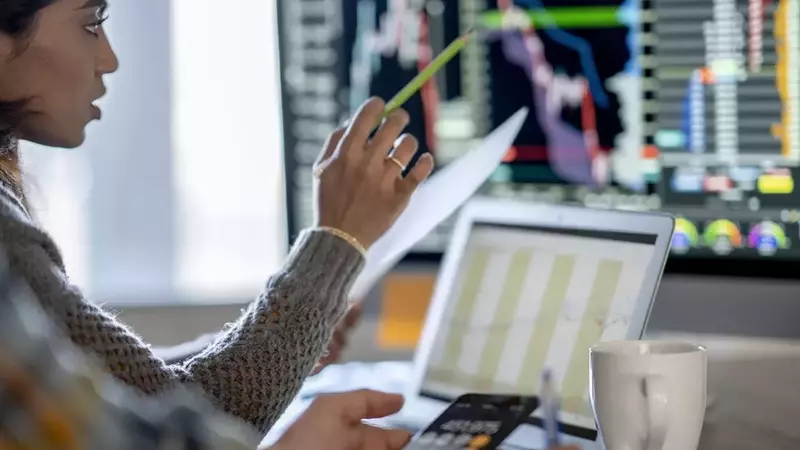 Understanding Stock Market Timing: Daily, Monthly, and Seasonal Patterns