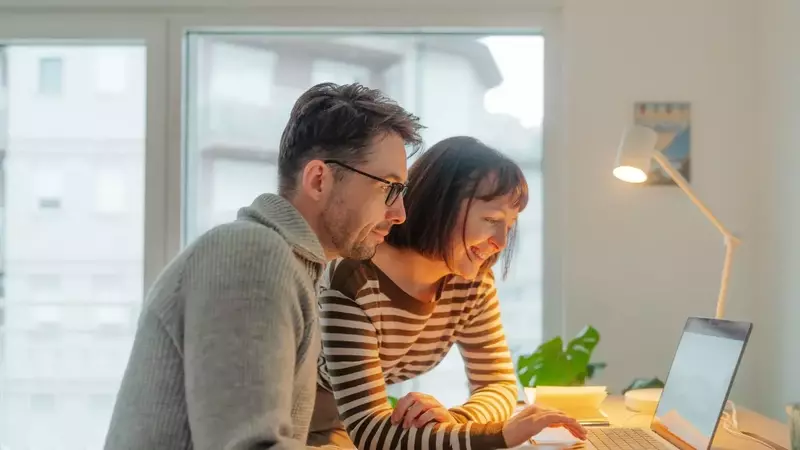Achieving a Net Worth of $500,000 by Age 40: Reality vs. Social Media Narratives