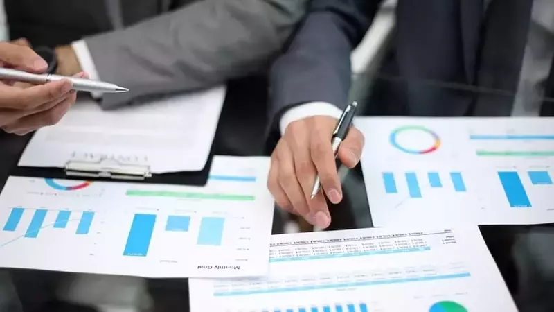 Palantir Technologies vs. Industry Peers: A Comprehensive Financial Comparison