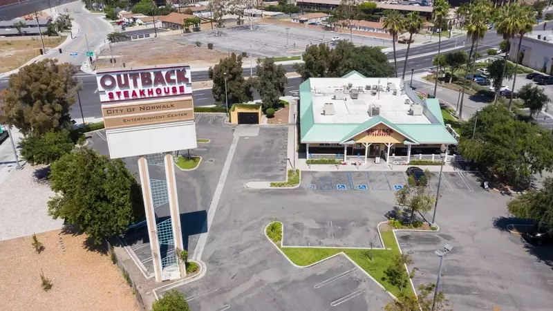 Bloomin' Brands' Outback Steakhouse Falls Short Against Rivals