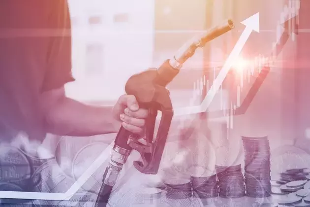 Gasoline Prices Peak, Following Oil's Downward Trend