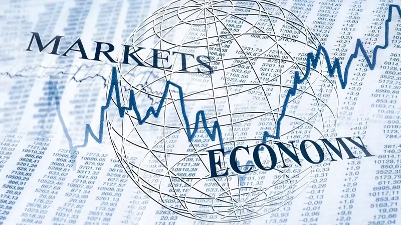 Market Dynamics: Navigating Valuation Extremes and Economic Signals