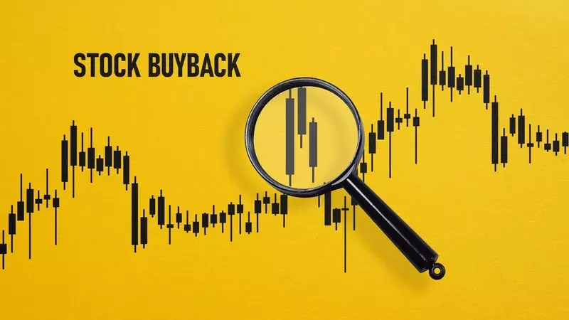 Corporate Cash: Shifting from Buybacks to AI Investments