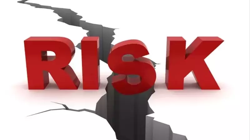 Navigating Market Volatility: A Fusion Approach to Investment