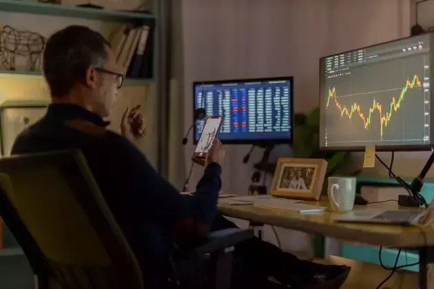 Mid Cap Index Fund Outperforms S&P 500 in Q1 2026 Driven by Energy Sector Surge