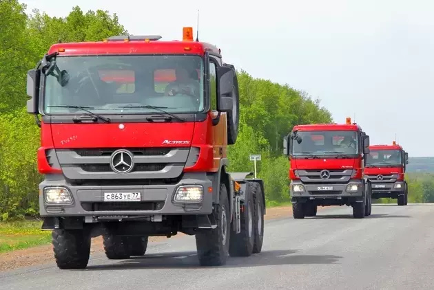 Daimler Truck's Valuation: Overlooking Risks and ZEV Adoption Challenges