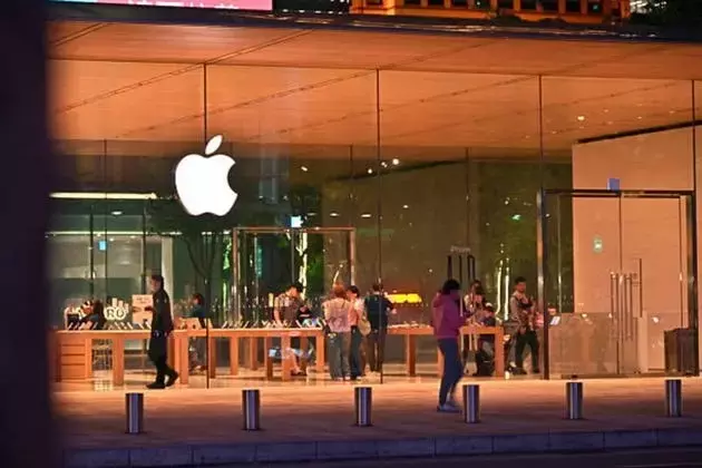 Apple's Resilience and AI Strategy Amidst Valuation Concerns