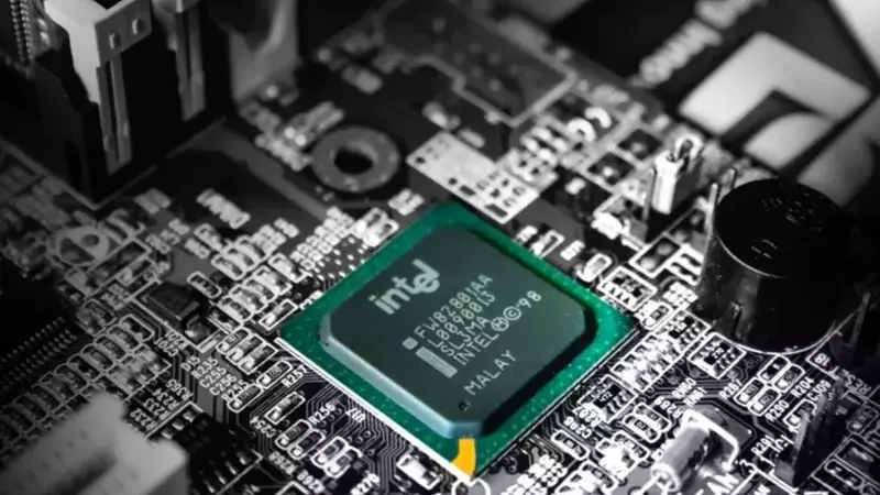 Intel's Advanced Packaging for AI Data Centers Receives Analyst Boost