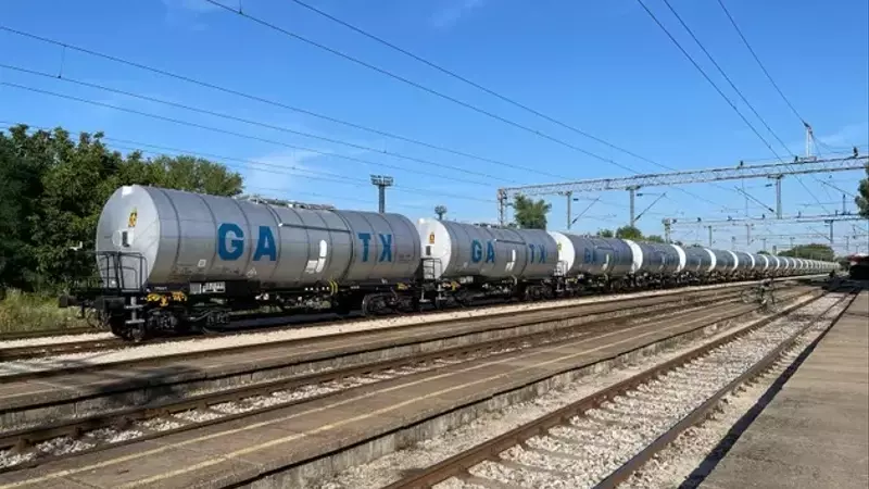 GATX Maintains "Hold" Rating Amidst Industry Challenges and Strategic Growth