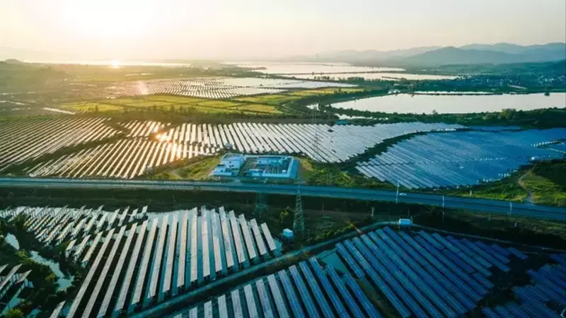 Renewable Energy Transitions: The Impact of Policy Shifts on U.S. Solar and Wind Development