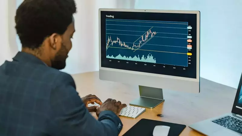 Mastering Symmetrical Triangle Patterns in Trading