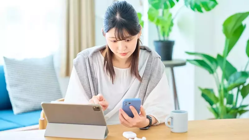 The Digital Divide: Unpacking the Advantages and Disadvantages of Online Checking Accounts