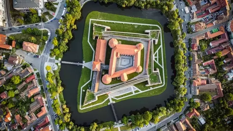 Bill Ackman's Strategic Investments: Targeting Economic Moats at Discounted Valuations