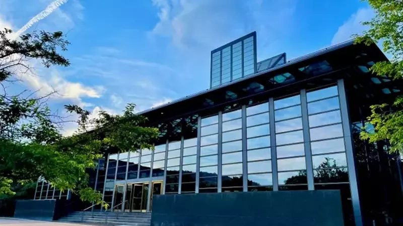 Corning's Strategic Pivot Towards AI Data Centers: Growth Potential vs. Valuation Concerns