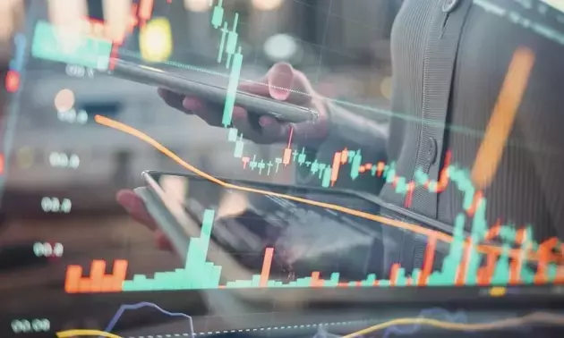 Global Dividend Fund Outperforms Amidst Geopolitical Shifts and Tech Boom