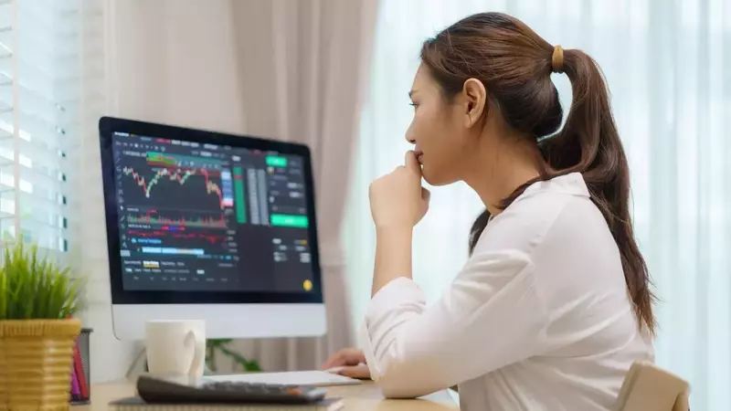 ETFs vs. Mutual Funds: A Comprehensive Guide for Young Investors